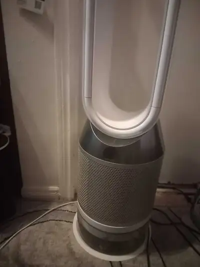 Selling my dyson as it's stuck on first picture showing needs new water pump but I have got one sinc...