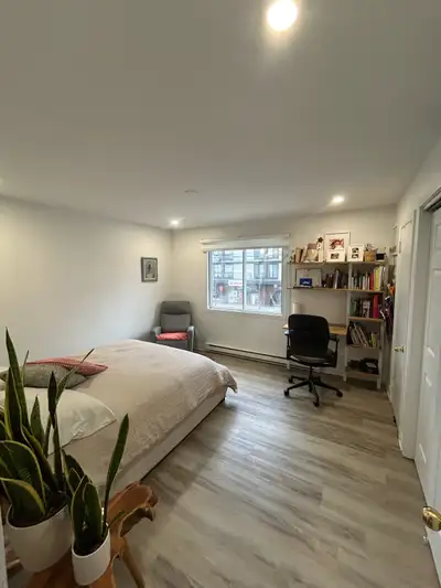 Prêt en fin novembre. À 5 minutes du pont Jacques-Cartier et du metro Longueuil.