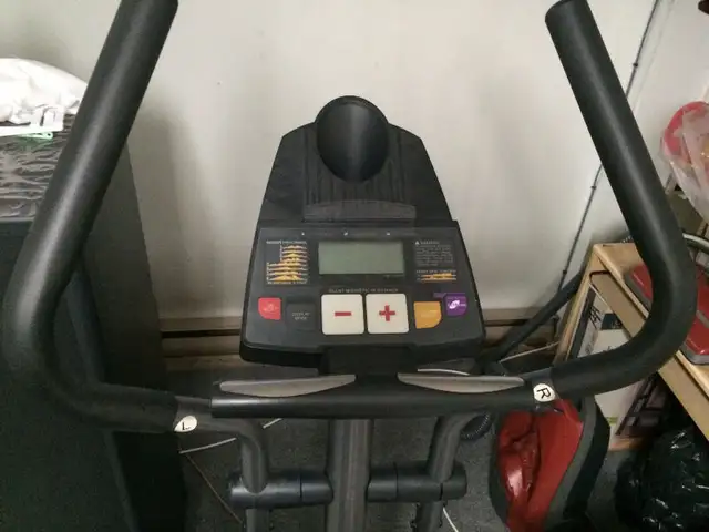 Exerciseurs elliptiques HealthRider C860e in Exercise Equipment in Longueuil / South Shore - Image 3