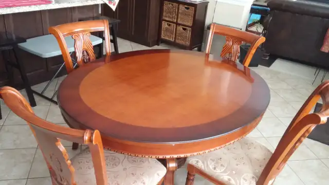Solidwood Dining Table with Four Chairs