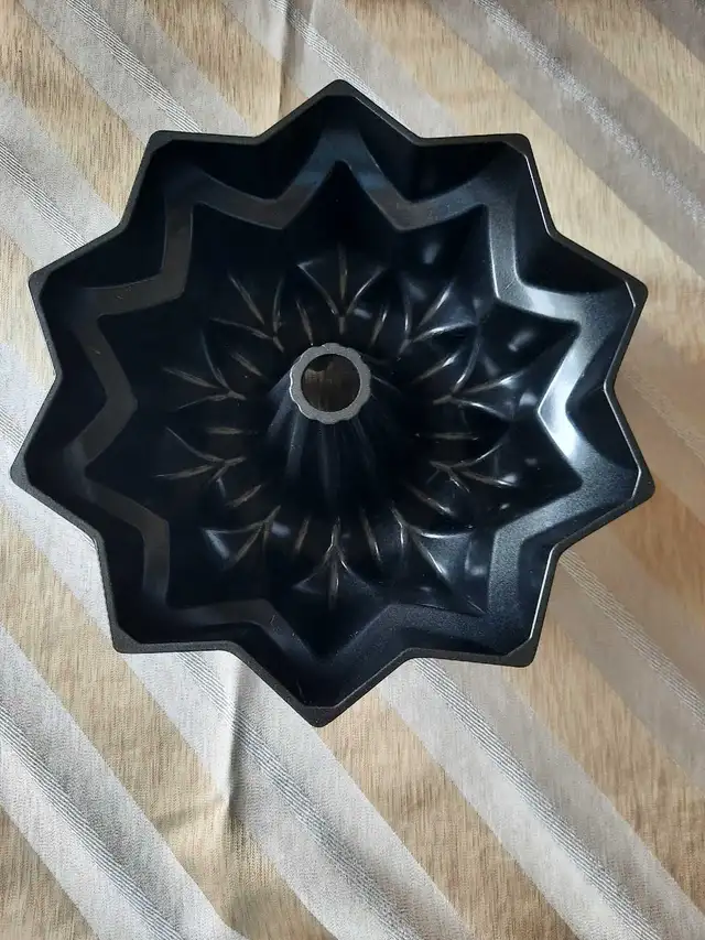 Nordic Ware Bundt Pan in Kitchen & Dining Wares in Mississauga / Peel Region - Image 2