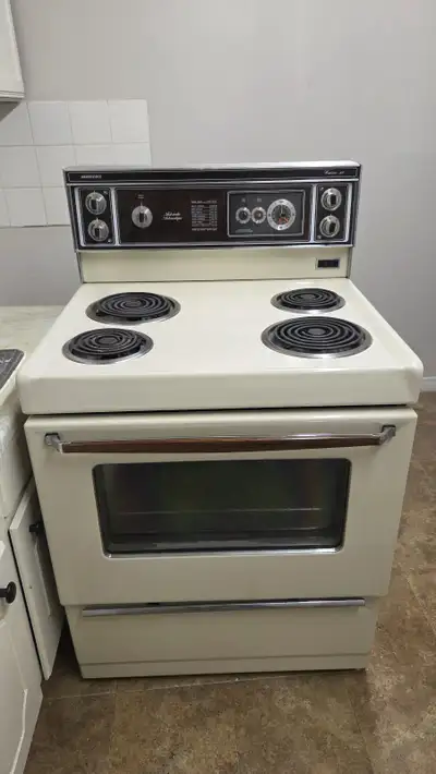 1970's Vintage Moffat Cuisine 40 Electric Stove and Oven in working condition. - Manual knobs with c...