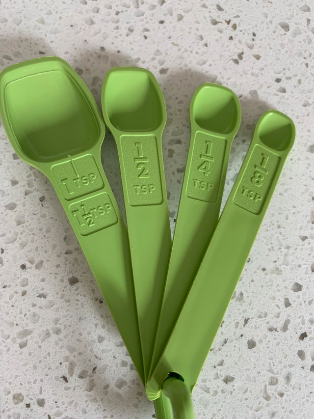 Vintage EUC Tupperware Measuring spoons  in Arts & Collectibles in Oshawa / Durham Region - Image 2