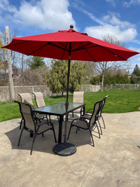 Ensemble de jardin: 1 table, 6 chaises et un parasol.