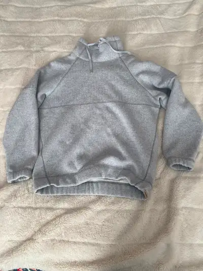 Wind River cozy light gray, pullover sweatshirt - size x-small. 100% polyester. This is a very thick...