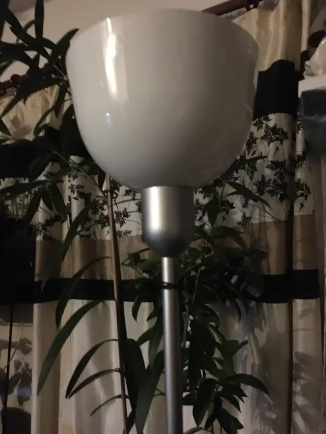 Floor lamp in Indoor Lighting & Fans in City of Montréal - Image 2