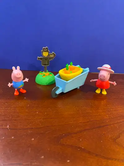 Cet ensemble de jeu comprend les figurines articulées de Peppa et George, un épouvantail interactif...