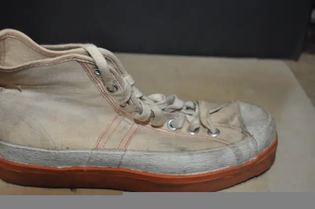 ACTON Wings Broomball sponge Sneakers shoes size 6 vintage Canad in Arts & Collectibles in Victoriaville - Image 9
