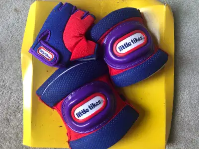 BRAND NEW SET. ELBOW PADS, KNEE PADS AND GLOVES. GREAT FOR SCOOTER OR BIKE. AGES 3 PLUS