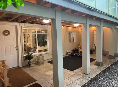 Bright 2-BR Garden Suite with Private Backyard Oasis - Canyon Heights 2br - 800ft2 - 2bed 1 bath gar...