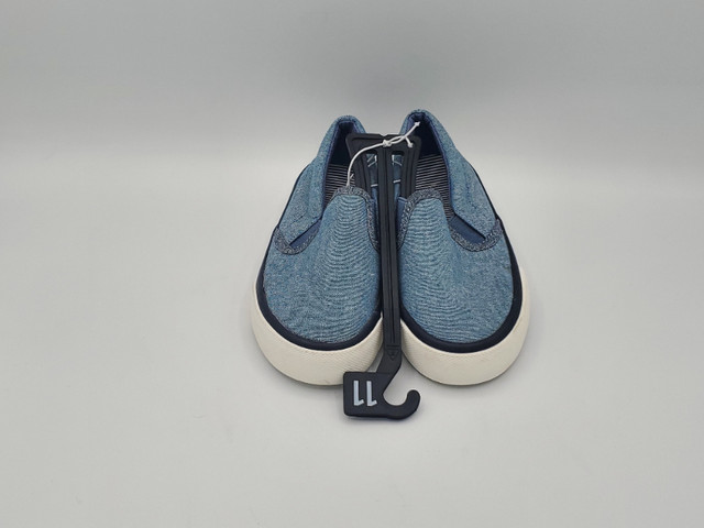 Boys Laceless Shoes blue model size 11 brand new/souliers garçon dans Enfants et jeunesse  à Ouest de l’Île - Image 3
