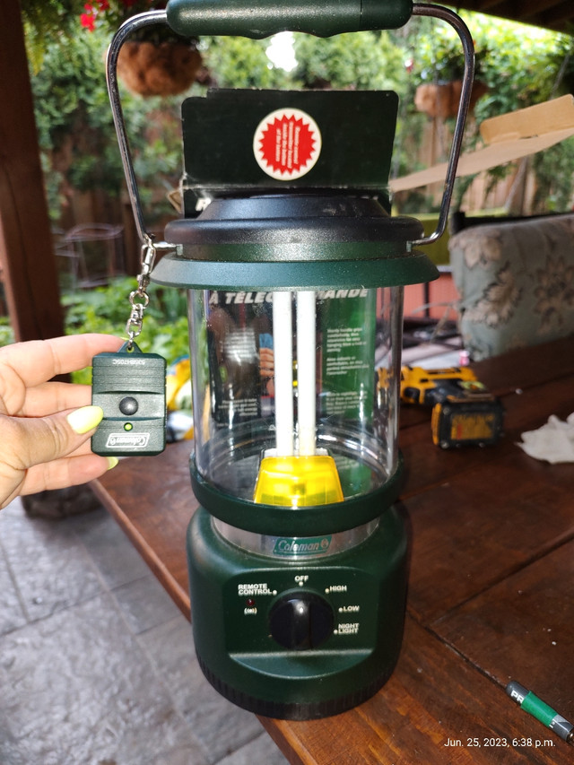 Coleman Camping light lantern like new with remote control in Outdoor Lighting in Oakville / Halton Region - Image 4