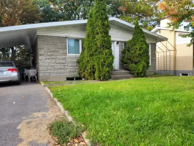 UNE BELLE CHAMBRE A LOUER disponible à Saint-Foy. A 5 minutes de marche de tous; l'université Laval,...