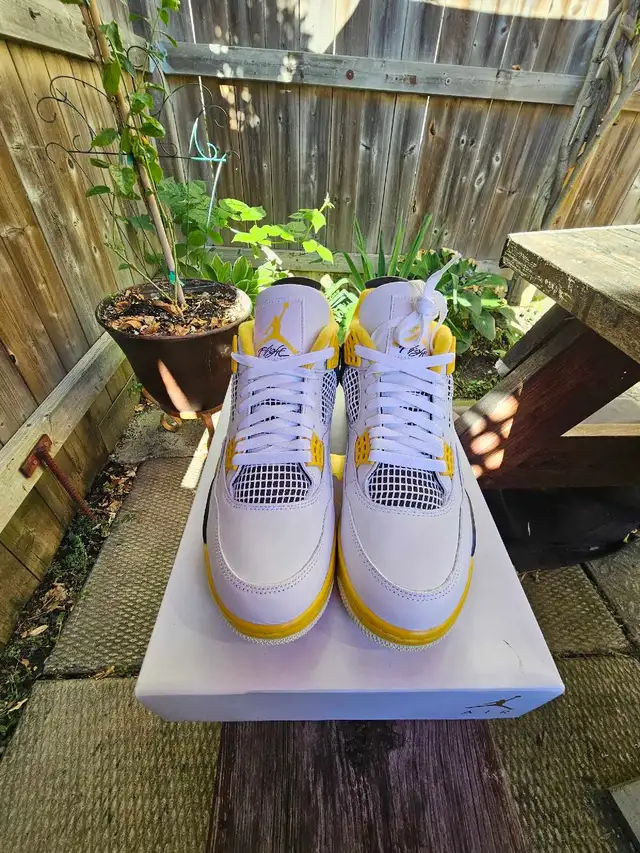 Nike air jordan 4 retro sulfur bnib ds size 10.5 mens in Men's Shoes in City of Toronto - Image 6