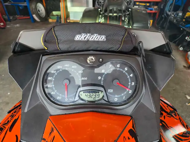 summit 800 in Snowmobiles in Strathcona County - Image 7