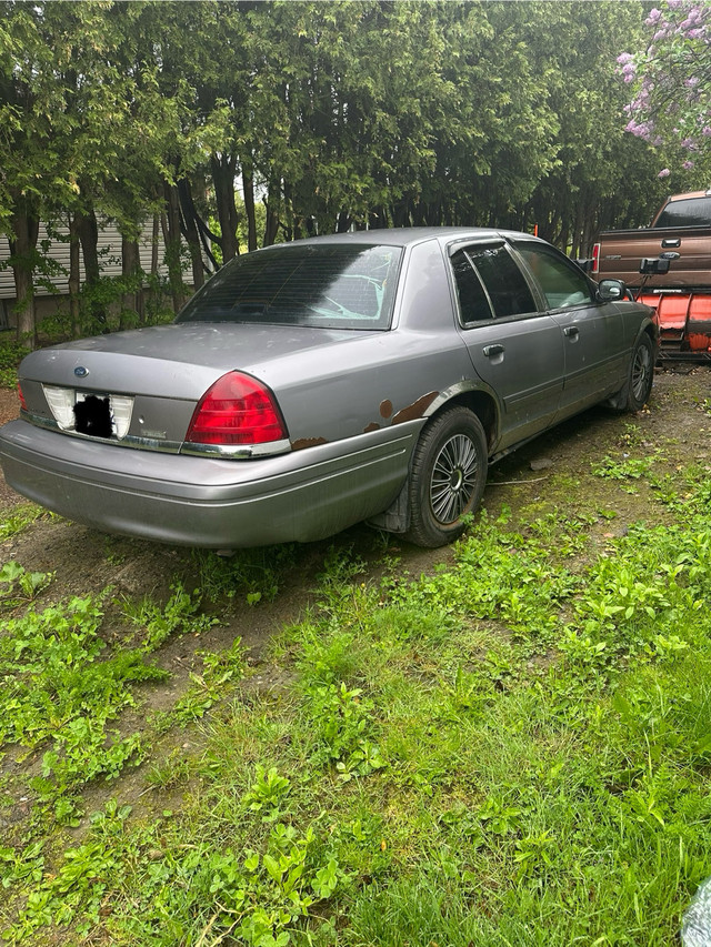 2006 Ford Crown Vic in Cars & Trucks in Ottawa - Image 3