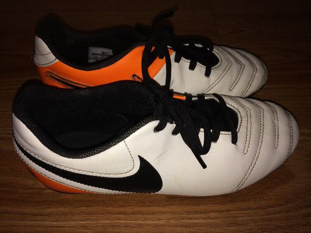 Chaussures de soccer Nike Pointure 3.5 en excellent état dans Vêtements - 5T  à Laval/Rive Nord - Image 3