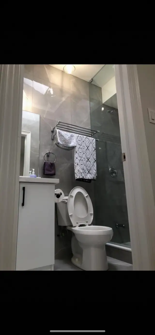 Downtown center master bathroom for rent  in Long Term Rentals in City of Toronto - Image 9