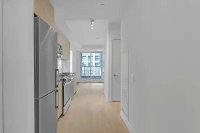 1 Bdrm + 1 Den, 1 Bath  - YONGE & HWY 7