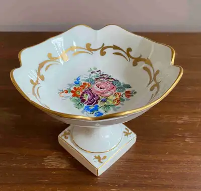 Porcelaine avec bordure en or antique, View more