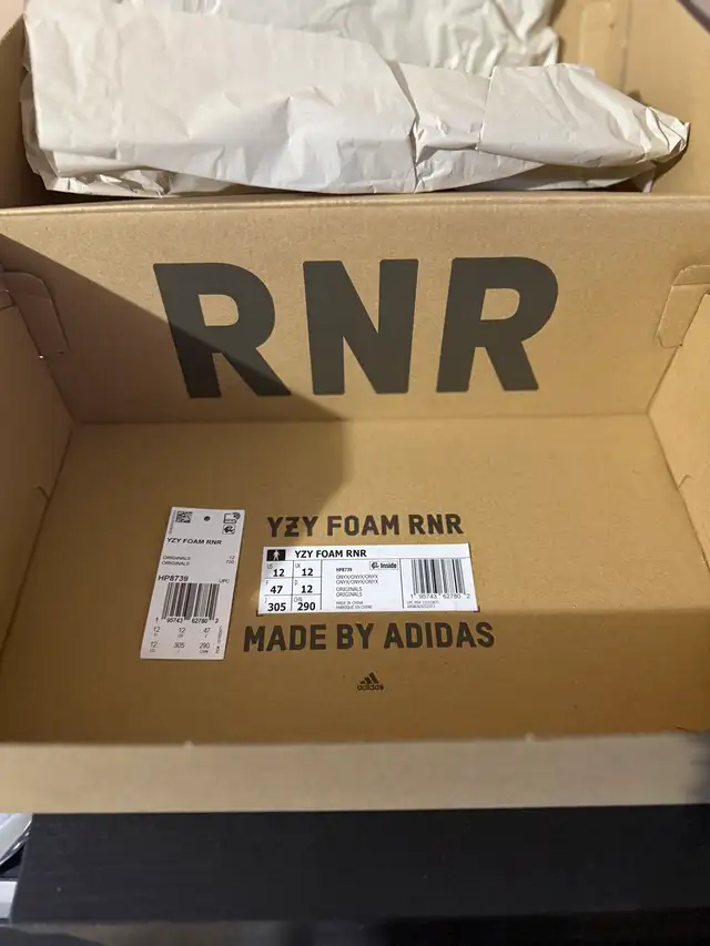 Yeezy Adidas Foam Runner “Onyx” - Size 12 Mens (Used) in Men's Shoes in Ottawa - Image 7