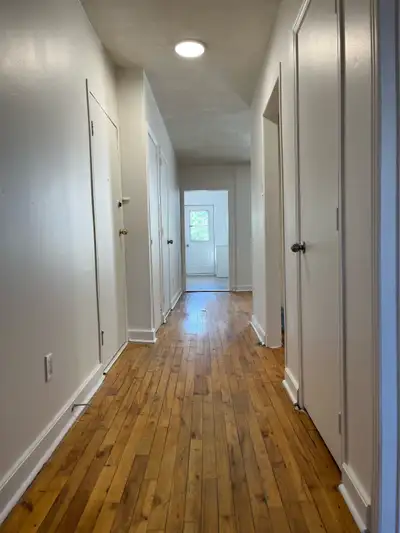 (English follows) À louer — 5 1/2 au 2e étage Spacieux 5 1/2 situé au 2e étage, avec balcons avant e...