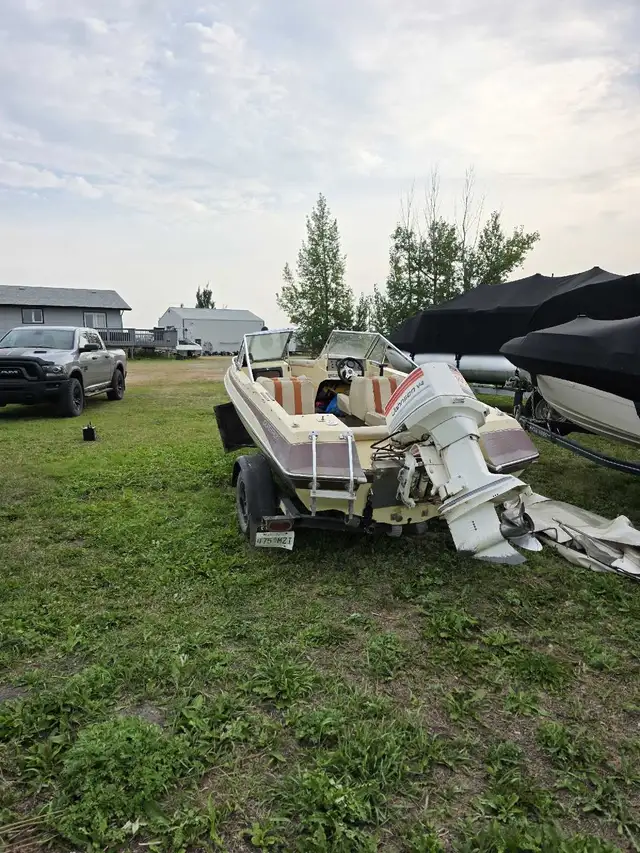 Boat and trailer  in Powerboats & Motorboats in Saskatoon - Image 8