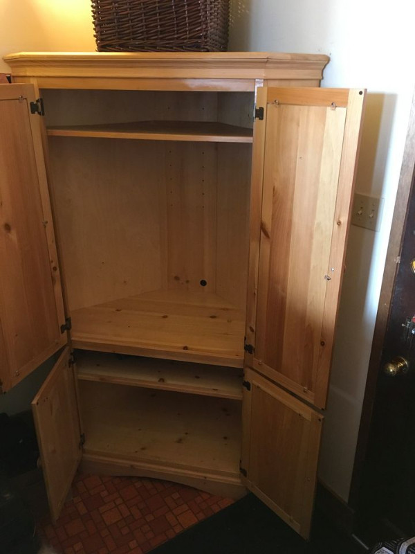 Solid Pine Corner Hutch in Hutches & Display Cabinets in Delta/Surrey/Langley - Image 2