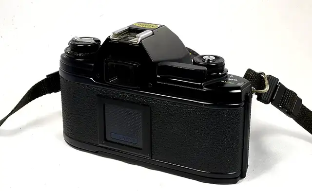 Nikon EM 35mm Film Camera with Nikon 50mm 1:1.8 Series E Lens in Cameras & Camcorders in Ottawa - Image 5