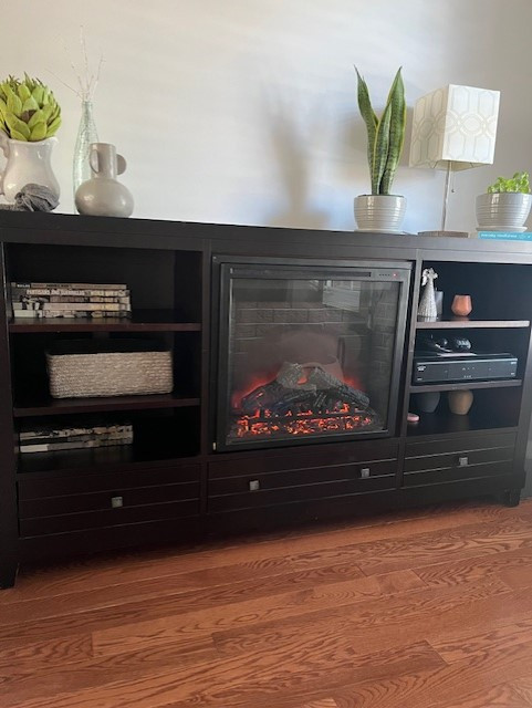 TV stand with electric fireplace in TV Tables & Entertainment Units in Markham / York Region - Image 3