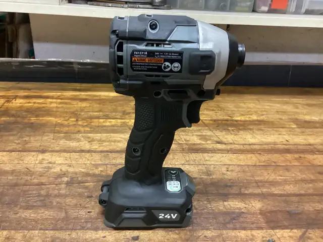 FLEX 24v MAX BRUSHLESS 3-SPEED 1/4”HEX QUICK EJECT IMPACT DRIVER in Power Tools in Barrie - Image 7