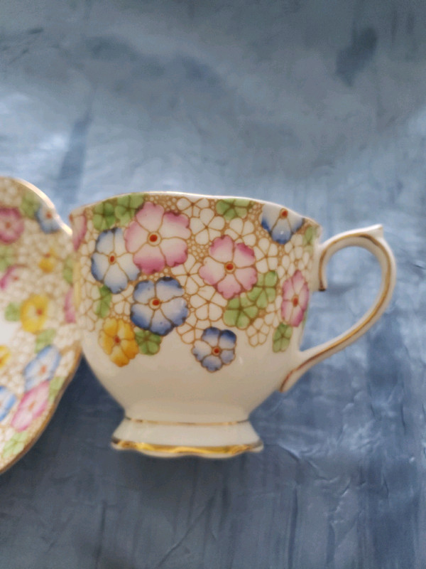 Royal Albert Crown china pattern 1118 tea cup and saucer in Arts & Collectibles in City of Toronto - Image 3