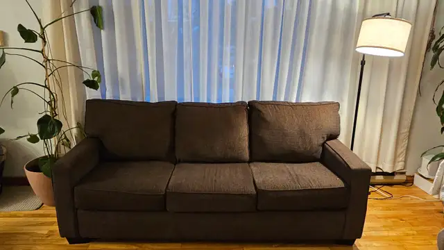 Sofa 3-seat / Canapé 3 places in Couches & Futons in City of Montréal - Image 2