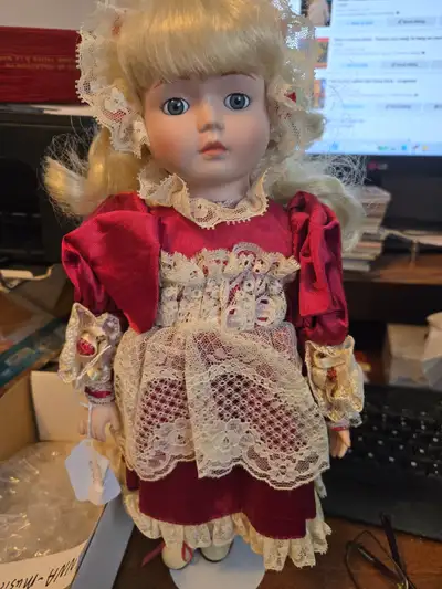 This is Alanna Musical Doll - Artisan collection - still in the box. Comes with a certificate serial...