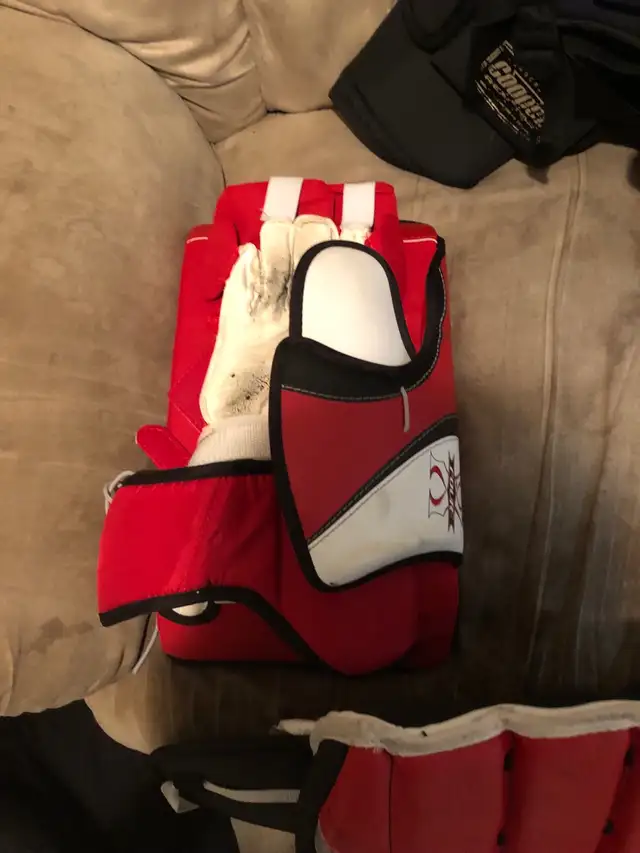 Goalie equipment in Hockey in Markham / York Region - Image 4
