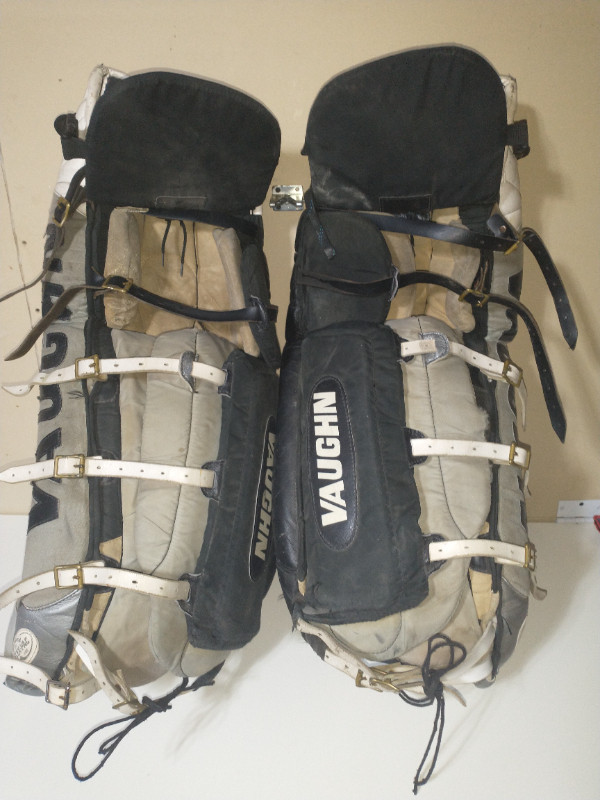 Mens Goalie Pads 34 + 2 in Hockey in Calgary - Image 2