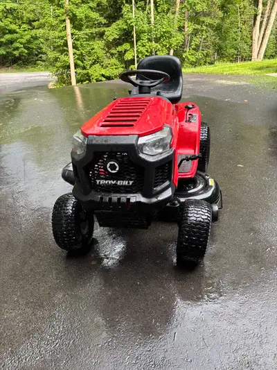 Tracteur a gazon Troy-Bilt 2020 Hydroclutch Moteur 547cc -42 pouces de coupe, lame très belle aucun...