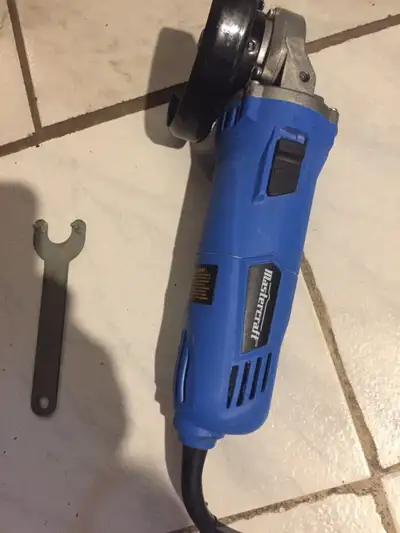 La meuleuse de4’’1/2,avec clé très propre comme neuve:55$.pour plus de détails voir les photos sur l...