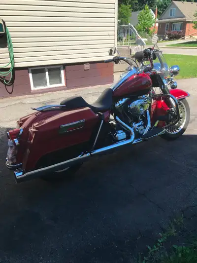 Very clean Road King for sale. Mostly original other than seat bars and slip on’s. Has colour matche...