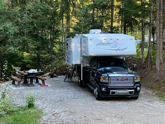 2018 GMC Denali dual 4wd and 2008 Arctic Fox 1150 with slide in RVs & Motorhomes in Saskatoon - Image 2