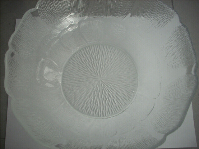 PAIR OF MATCHED GLASS SALAD BOWLS 9" / 23 CM 10.5" / 26.5 CM dans Vaisselle et articles de cuisine  à Ouest de l’Île - Image 3