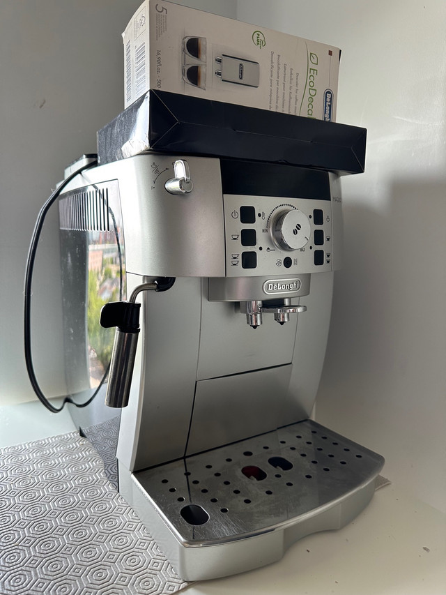 Delonghi ecam22110BC magnifica xs coffee/espresso machine | Coffee Makers |  Oshawa / Durham Region | Kijiji