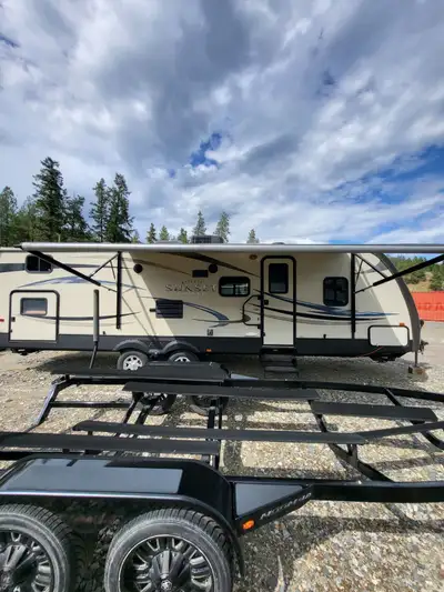 2012 Crossroad Sunet bunkhouse Sleep 8-10 comfortably,rear bunkhouse. Queen bedroom up front. Microw...