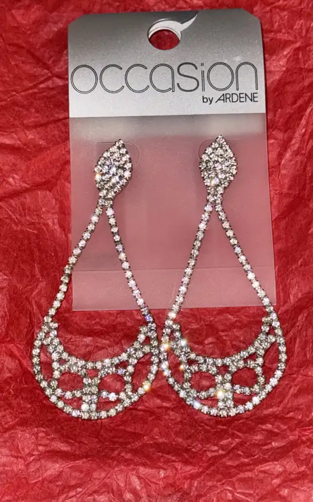Gorgeous Dangling Earrings in Jewellery & Watches in Oshawa / Durham Region - Image 2