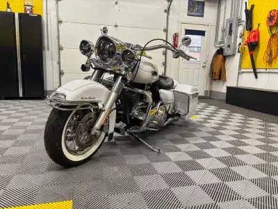 HARLEY DAVIDSON ROAD KING CLASSIC, EXTREMEMENT PROPRE, ÉNORMÉMENT DE PIECES NEUVES ( trop pour énumé...