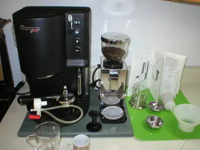 Magnifique cafetière commerciale avec tous les accessoires nécessaires pour faire un BON café. Tout...