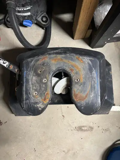 Came off a 2022 GMC/Chevy 3500 8ft box puck system