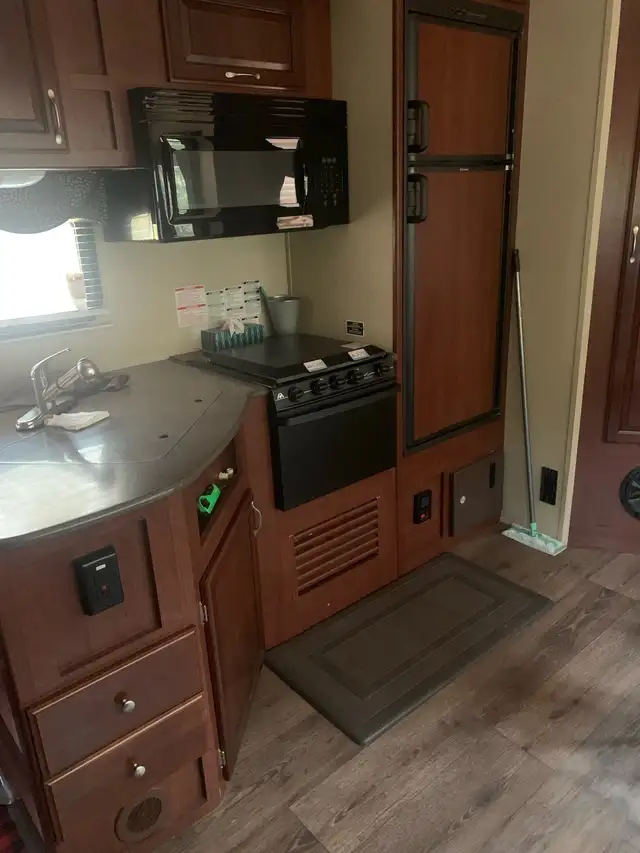 2015 Amped Toy Hauler RV in Travel Trailers & Campers in Cranbrook - Image 8