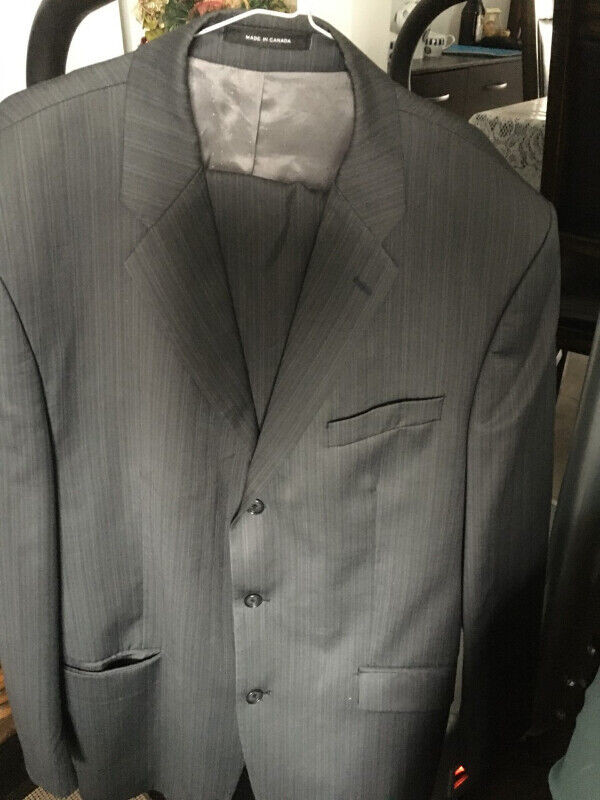 Men Suit (Kelvin Klein 42L) I've 20 of different Jackets & suits dans Hommes  à Ville de Montréal