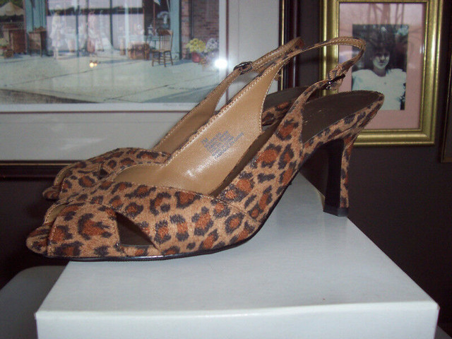 New Ladies Size 7 Leopard open toe slingback shoes dans Femmes - Chaussures  à Région d’Oshawa/Durham